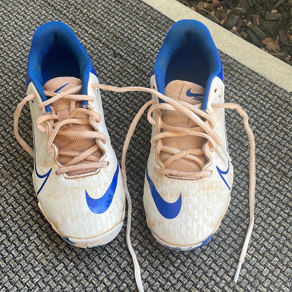 Youth softball cleats
